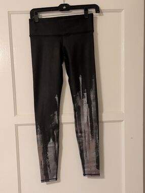 ALO Yoga Airbrush Black Leggings with Metallic Brushstrokes Size XS